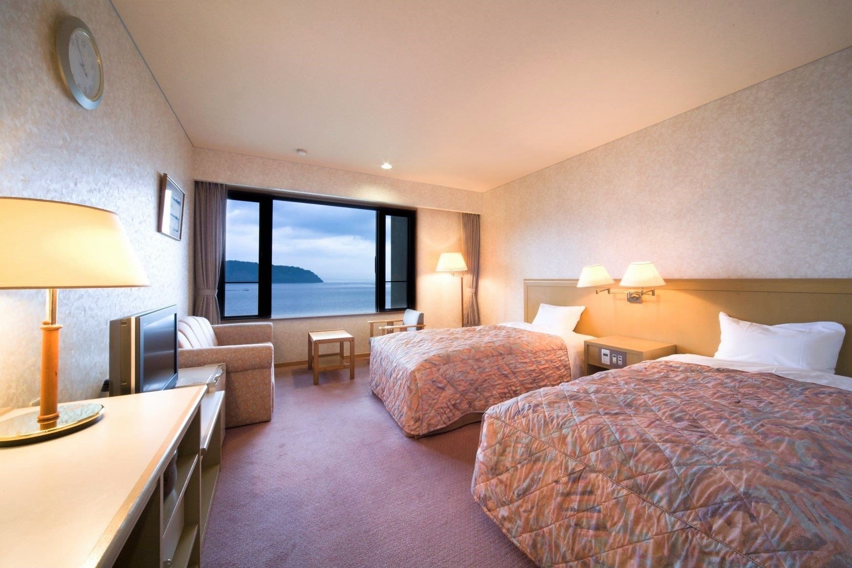 琵琶湖を見下ろす東館の洋室