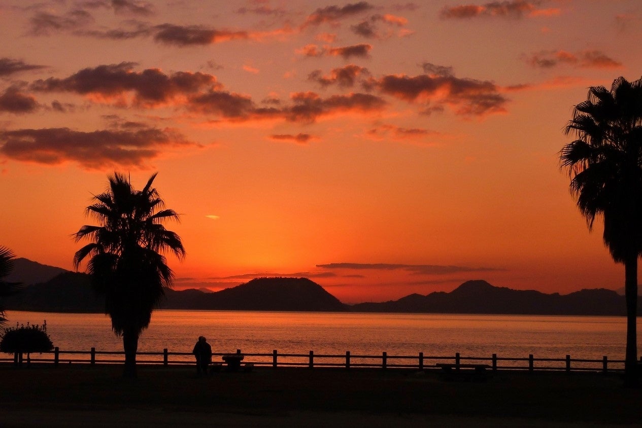 泊まらないと見られない夕日は絶景です