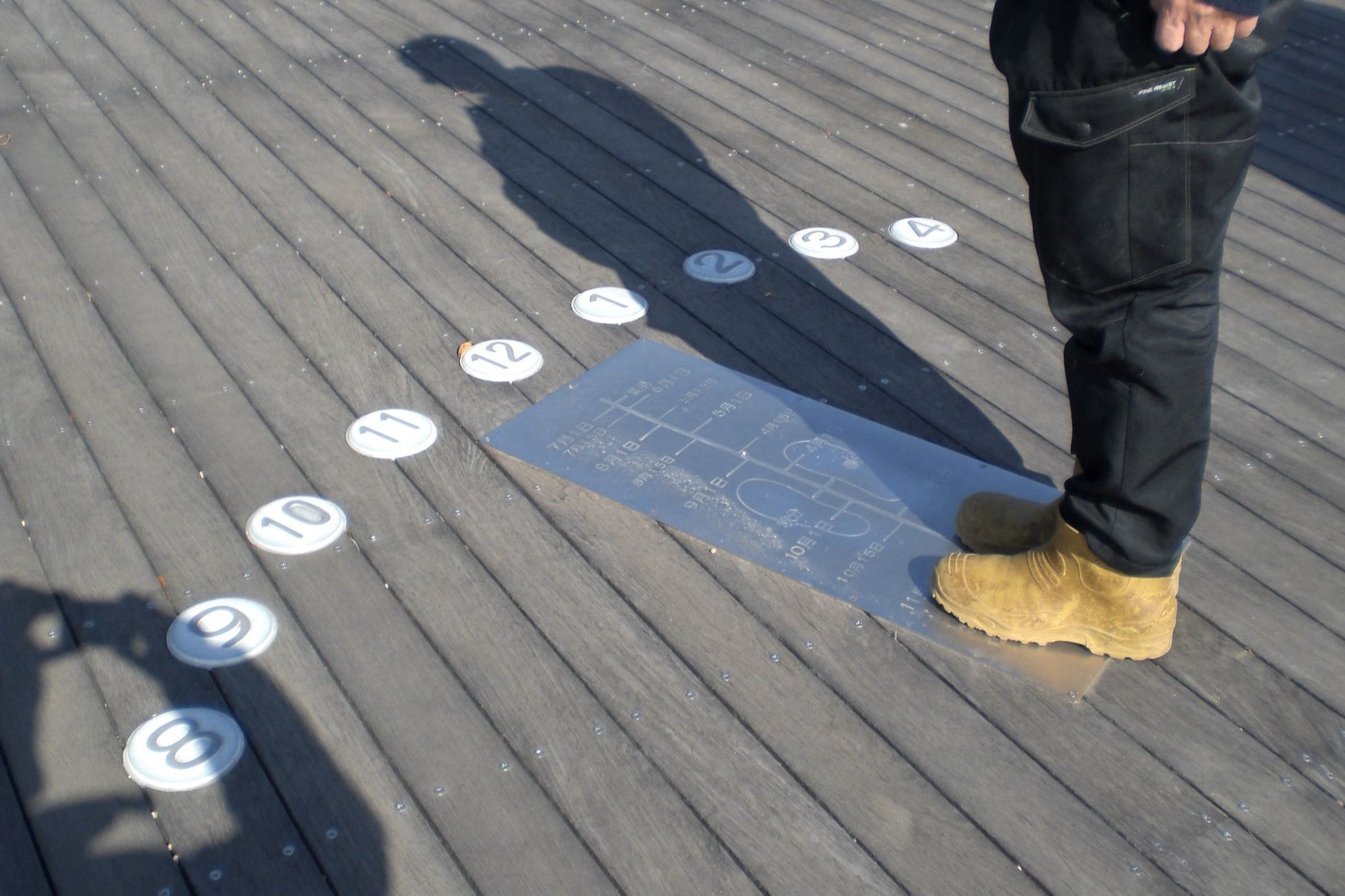 自分の影が時間を指す「影時計」