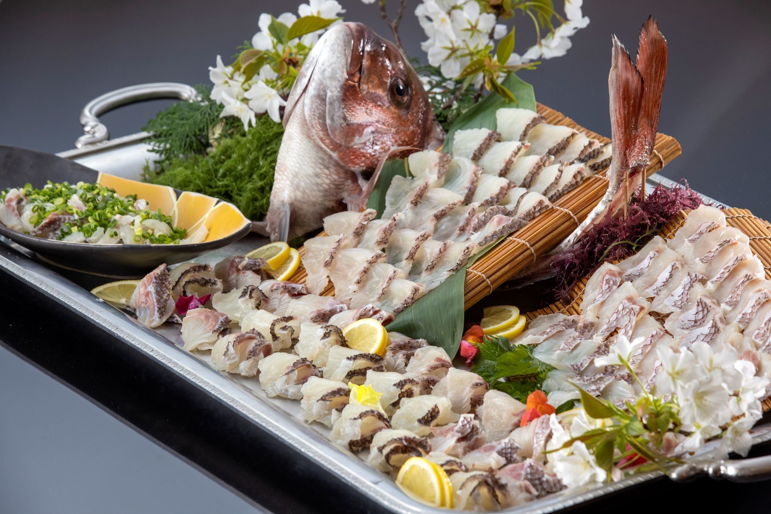 桜鯛は、ビュッフェで姿造りも登場します。当館の春の人気メニューの一つです。