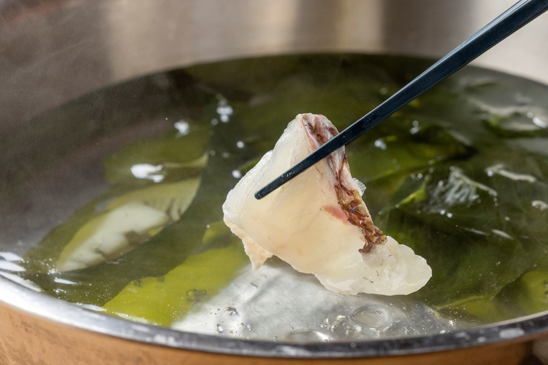 しゃぶしゃぶは、ワカメのシャキシャキ感と桜鯛のプリプリ感も楽しむことのできる逸品です