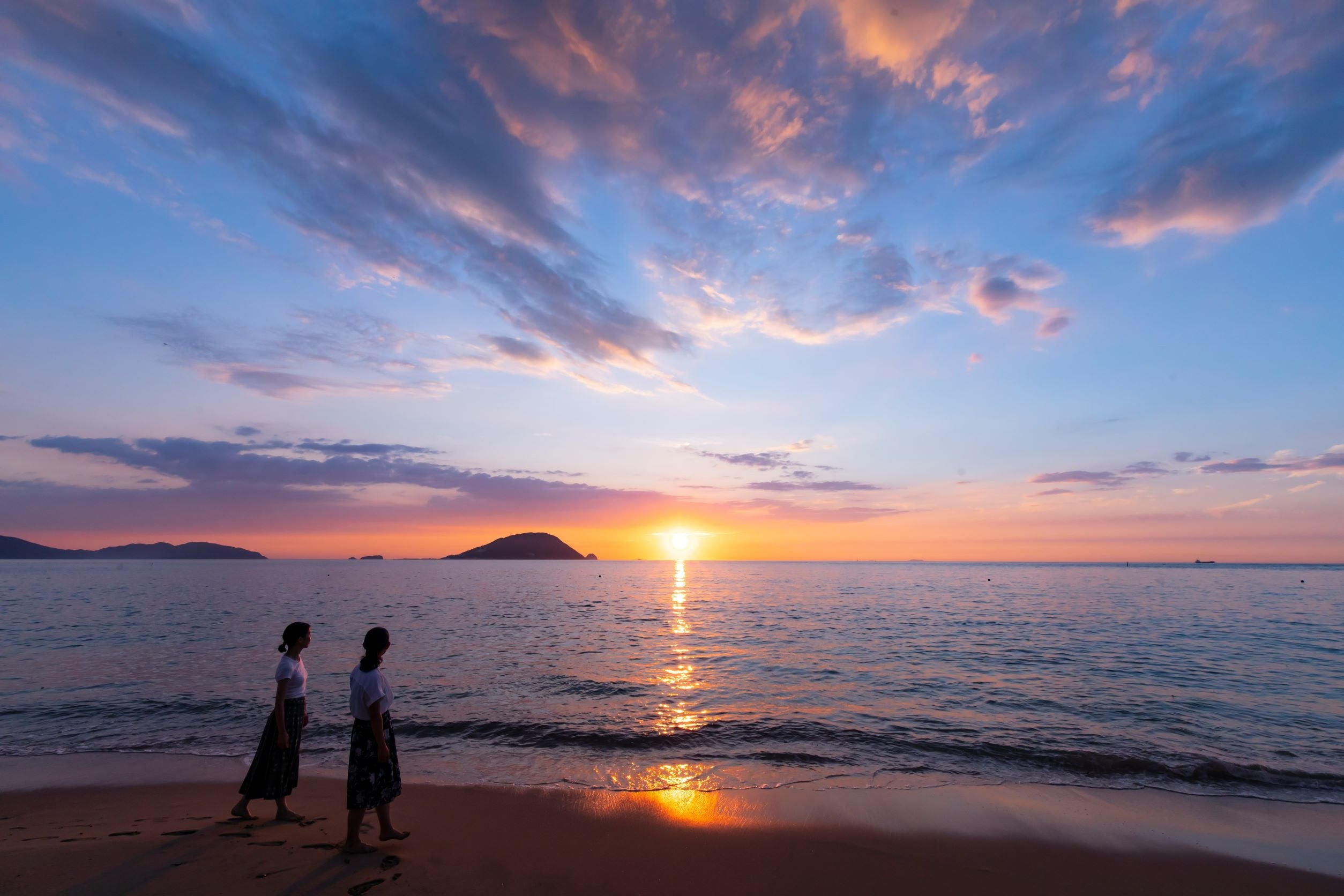 　玄界灘に沈むダイナミックな夕日