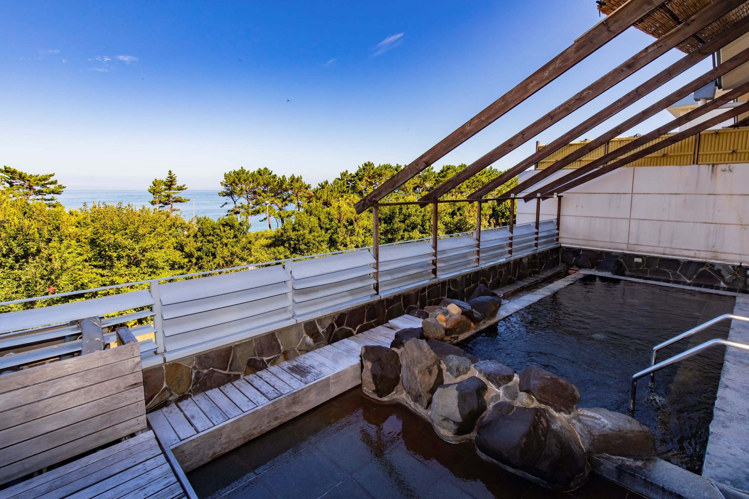 心地よい潮風を感じながらゆっくりとしたひとときを過ごせる露天風呂