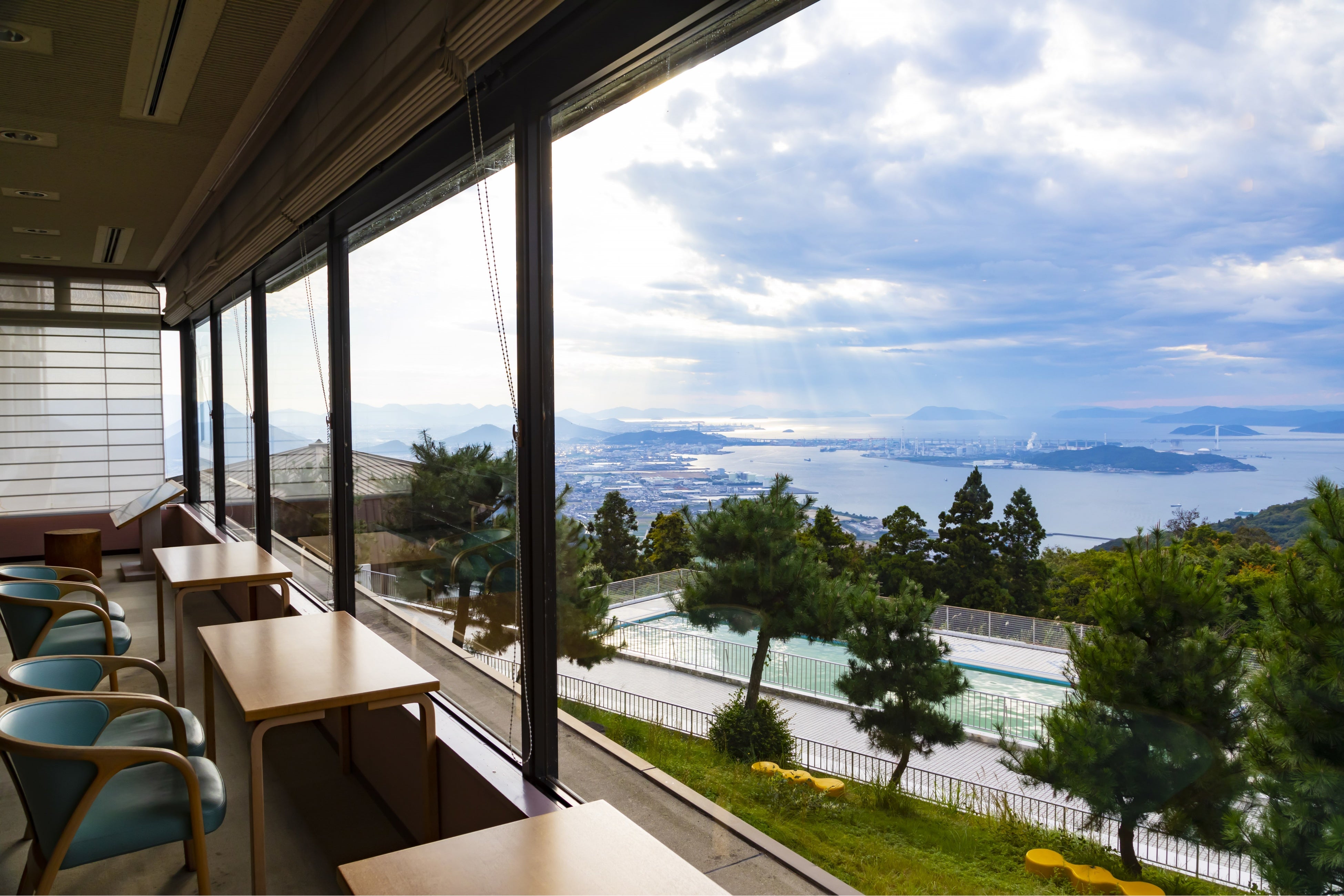 ホテルからは瀬戸大橋を一望できる