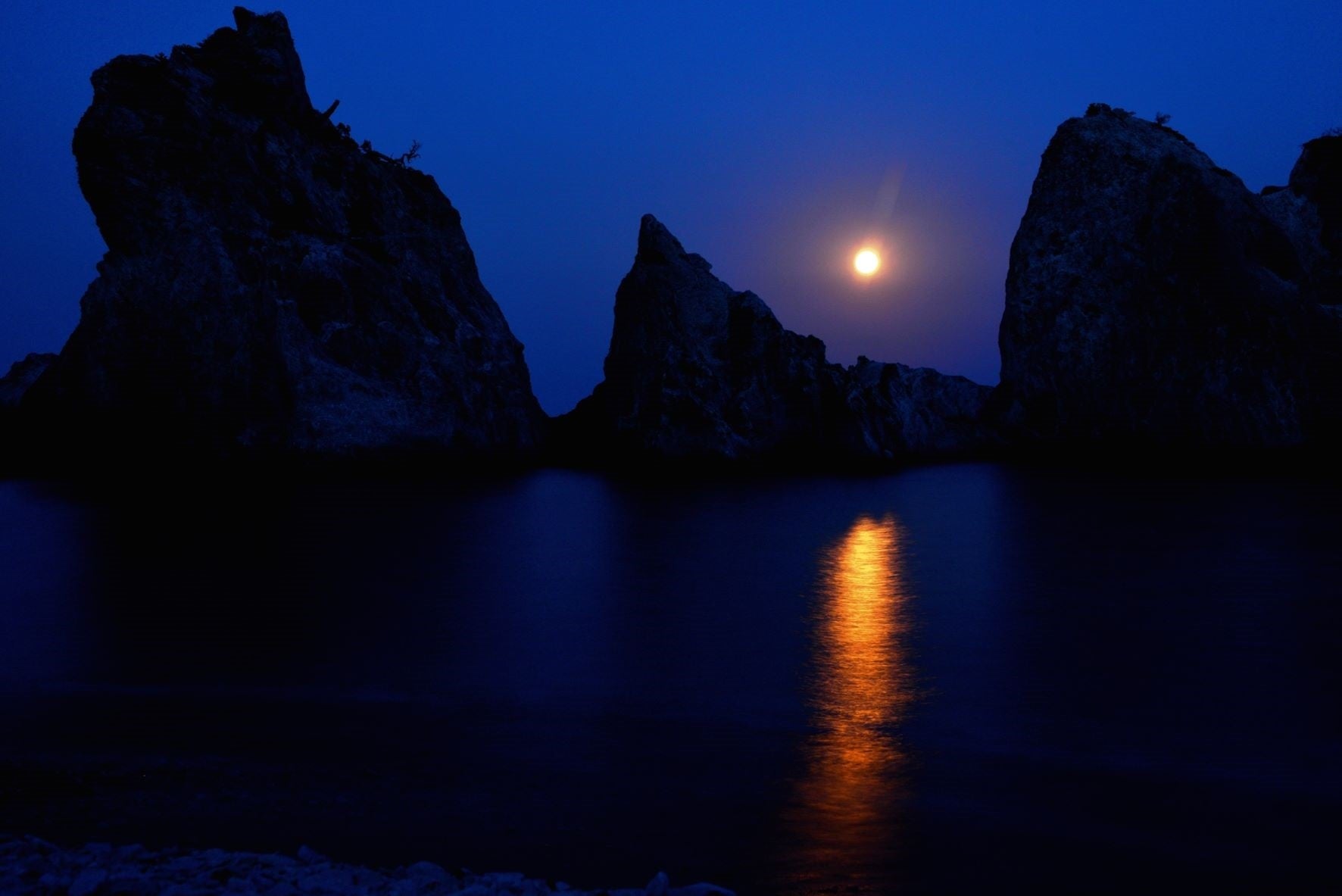 満月の夜にだけ現れる絶景「月の道」