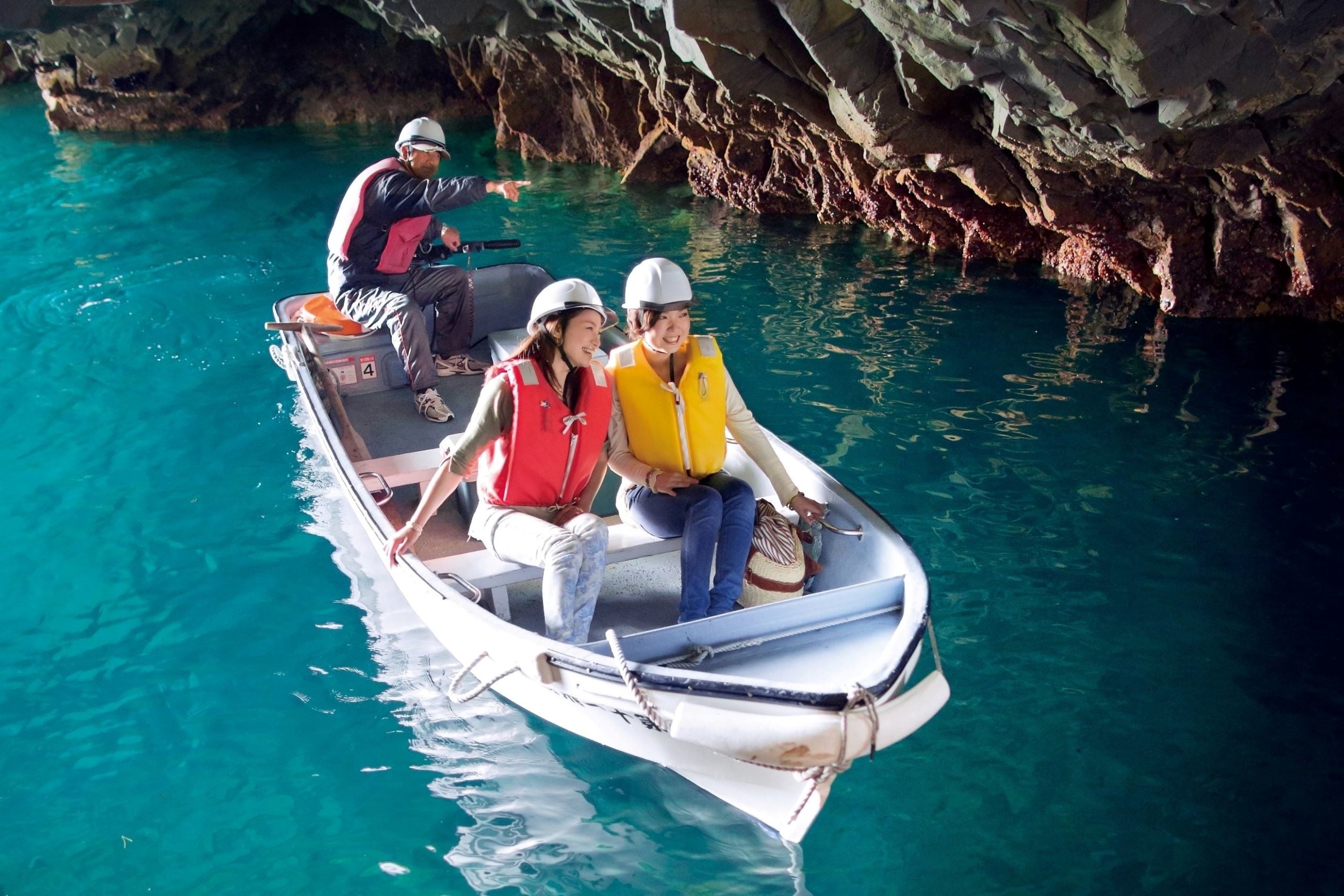 振り返ると広がる神秘的な青の空間