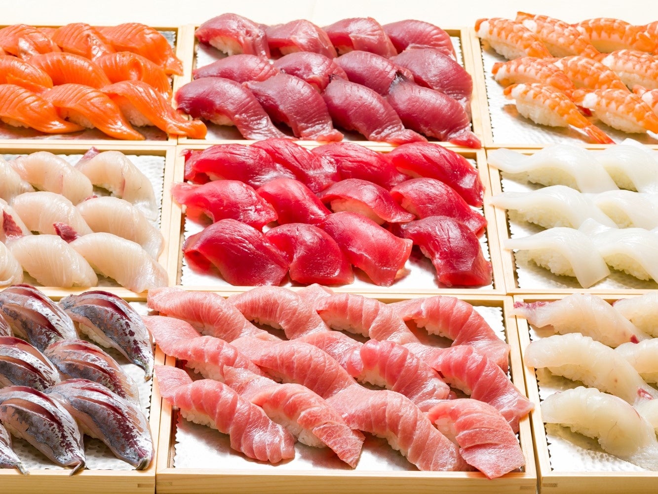 新鮮な旬魚を料理人が握ります