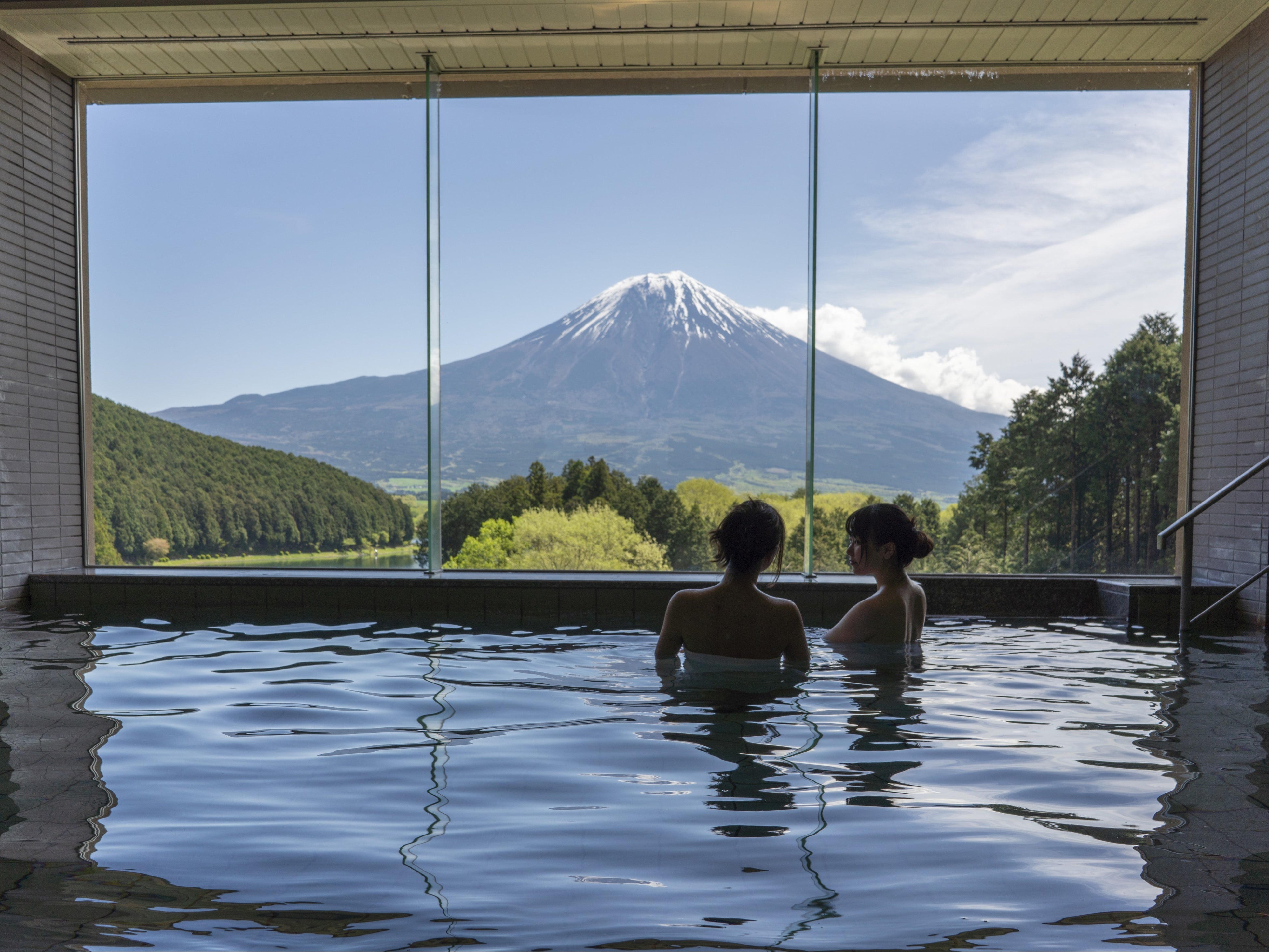 富士山を望む大浴場