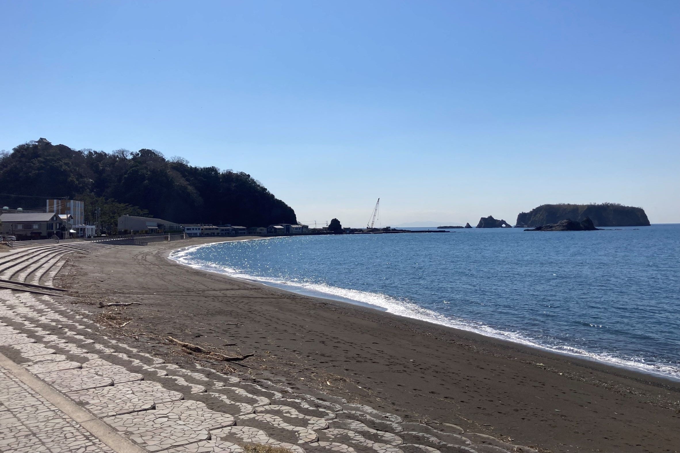 源頼朝が上陸したといわれる竜島海岸（りゅうじまかいがん）頼朝は真鶴岬（神奈川県真鶴町）から船に乗り、相模湾を渡って鋸南町竜島に流れ着きました （『義経記』では館山の洲崎に上陸したという説も）