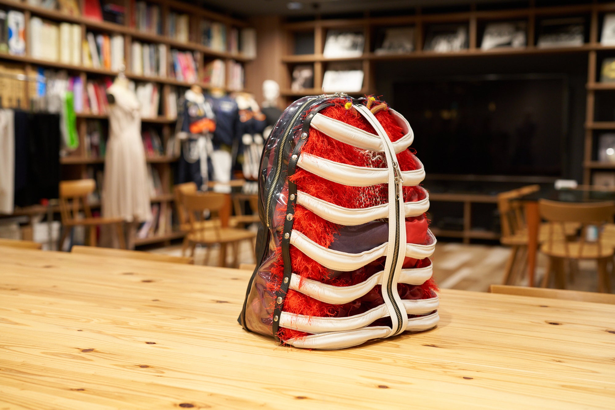 受賞作品の展示〕国内最大の革製品コンテスト「ジャパンレザーアワード