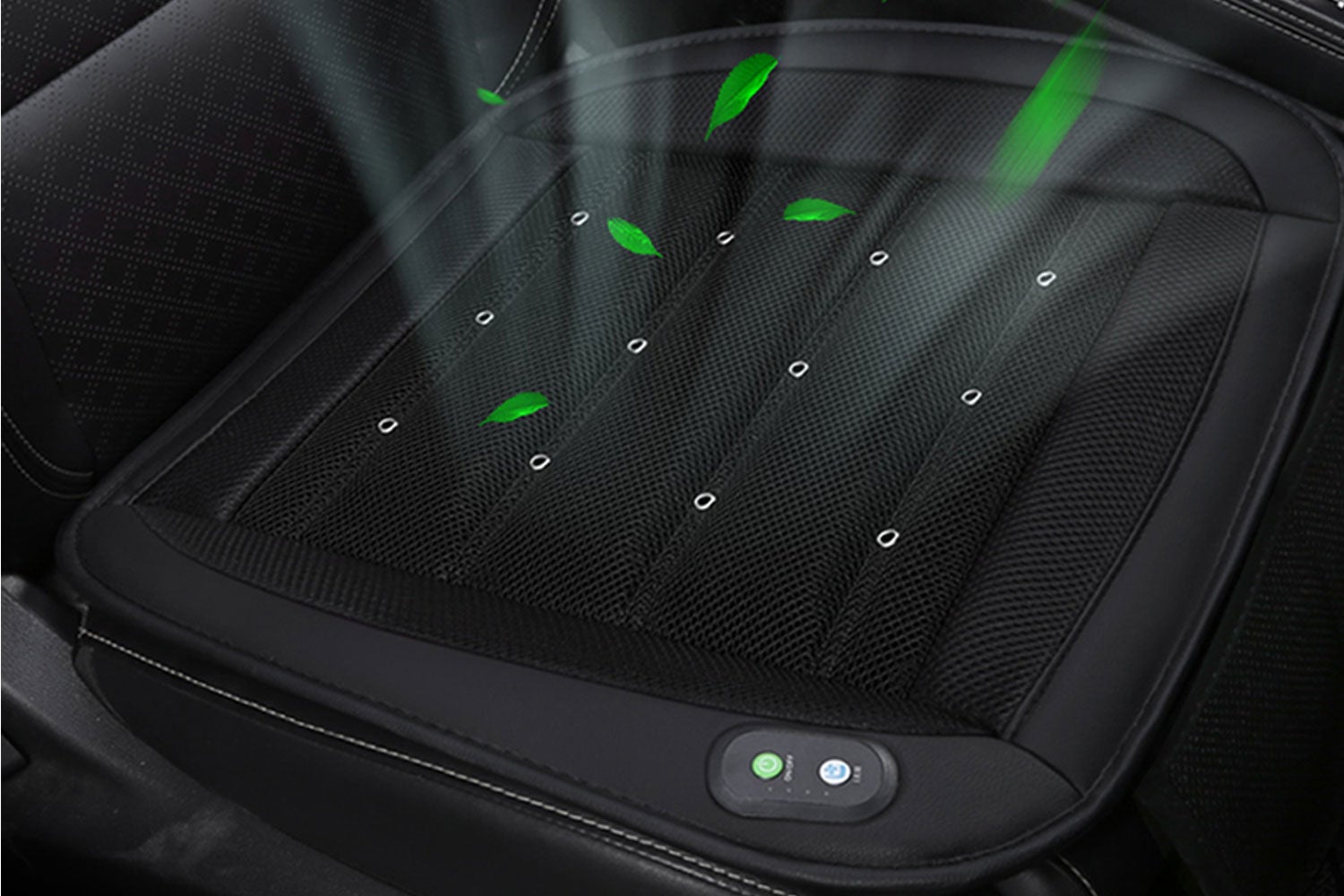 強力ファンと12個の換気口でお尻の蒸れから解放！装着かんたんクール