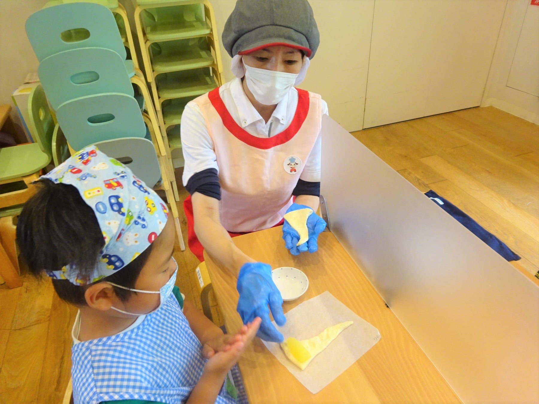 城山保育園南山で実施した「クロワッサン手作り体験」の様子