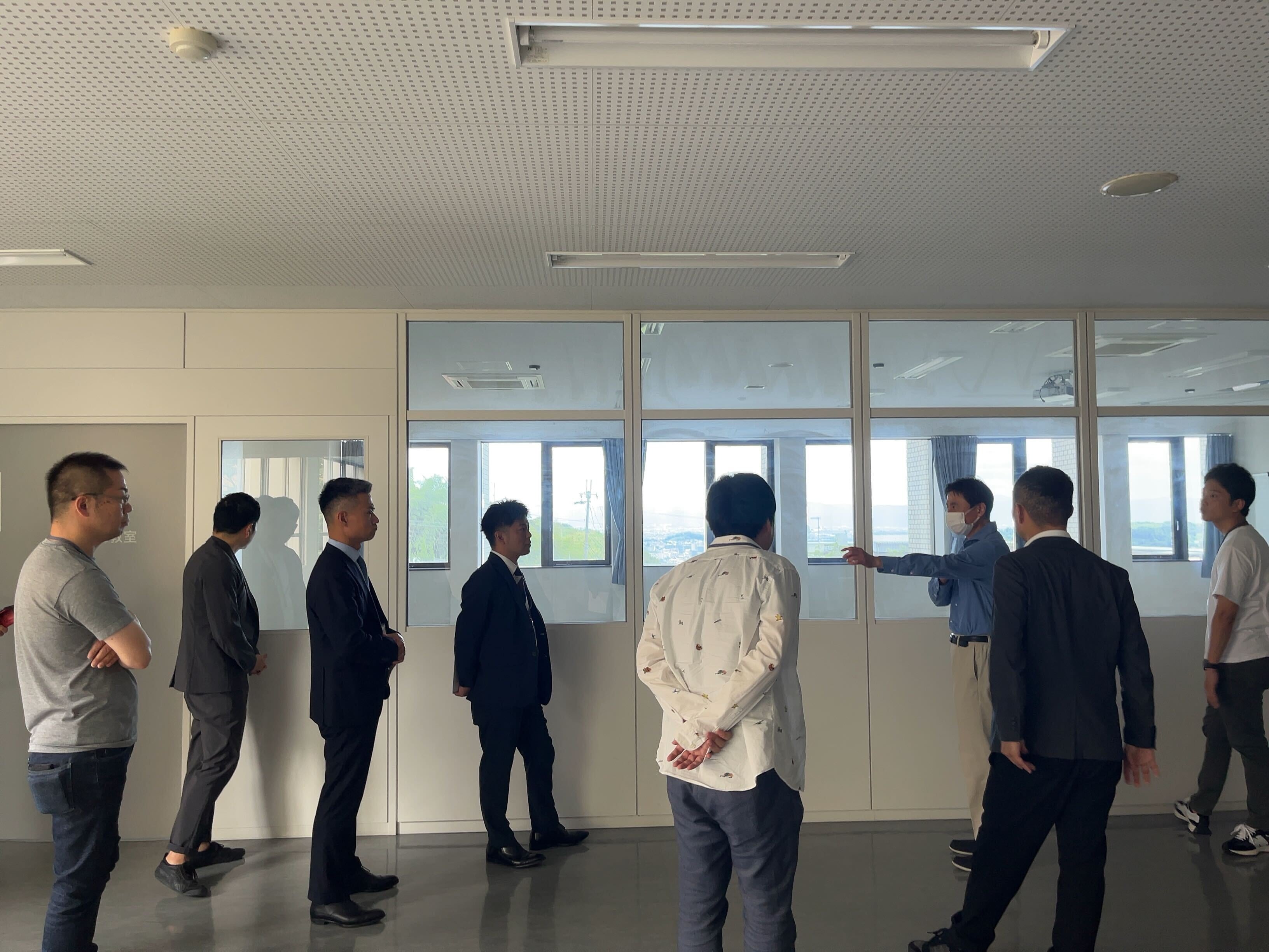 （レイモンドヴィレッジ様の先進的な取り組みを紹介いただきながら村内体験ツアーをしている様子）