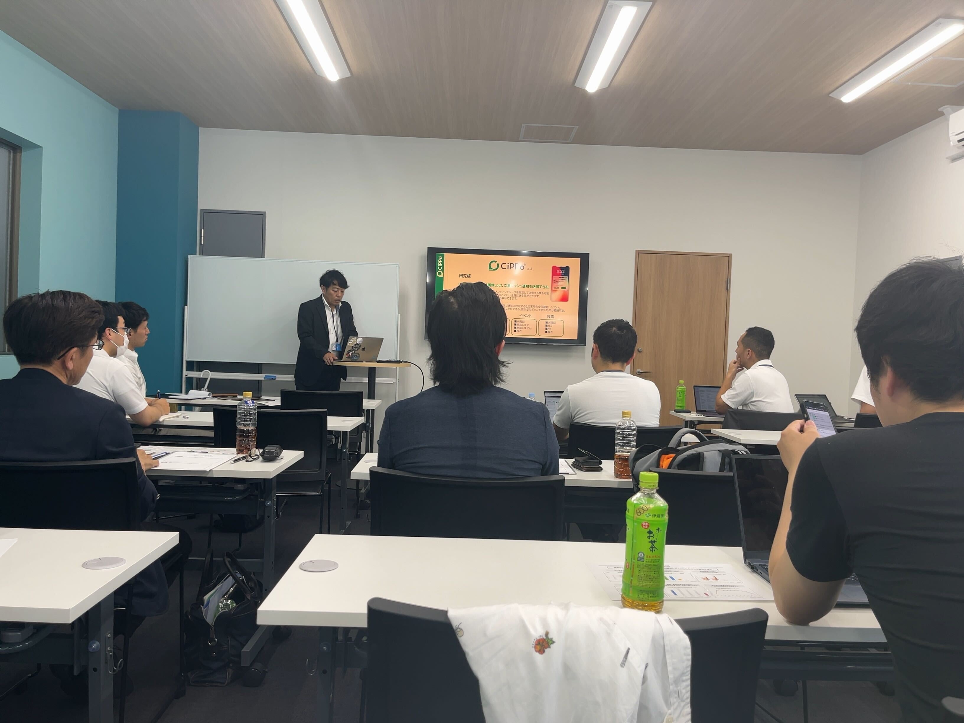 （奈良県の街や人に触れていただき体験後に奈良県庁へのビジネスピッチを行った様子）