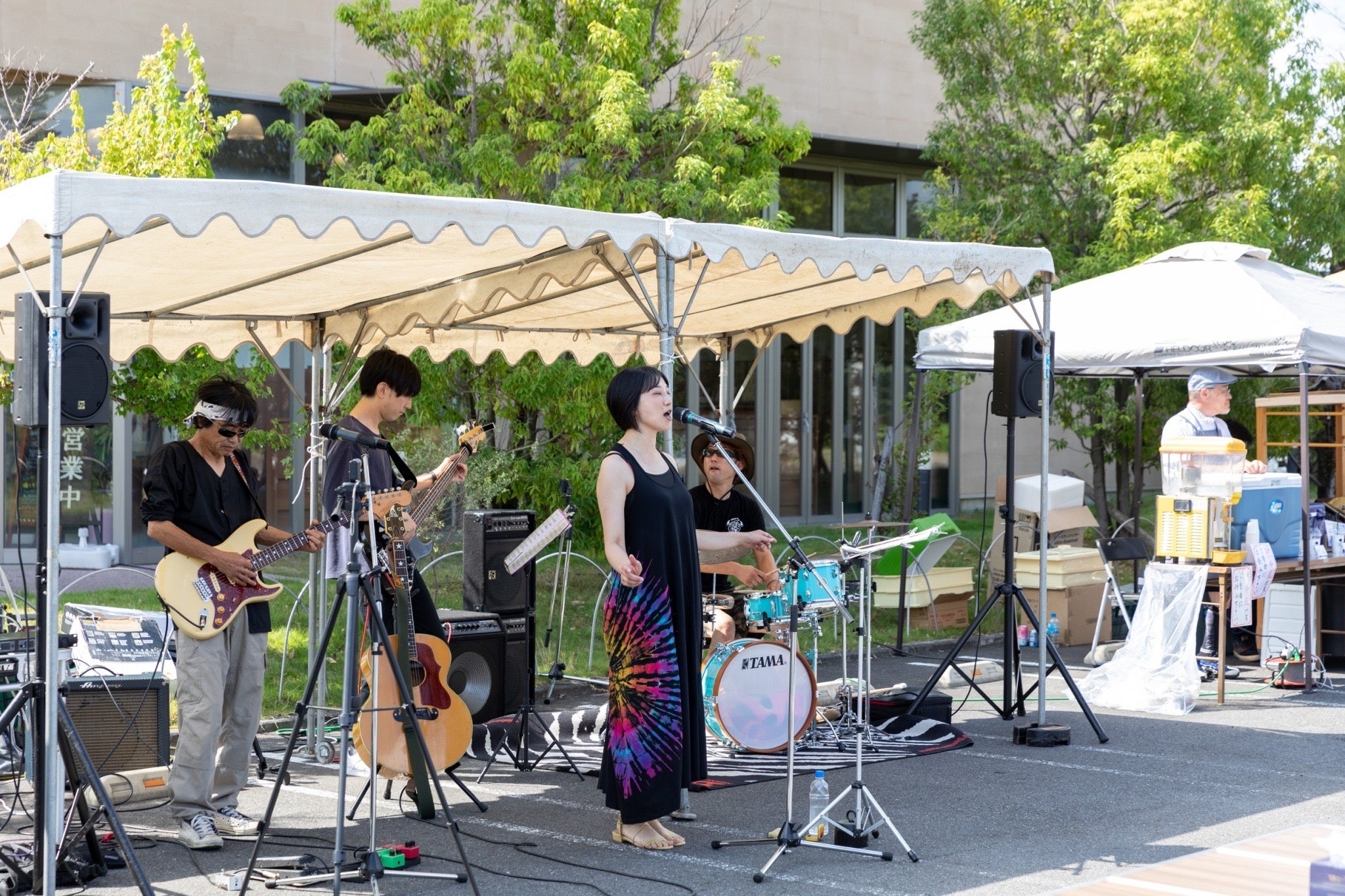 バンド演奏で会場を盛り上げる様子