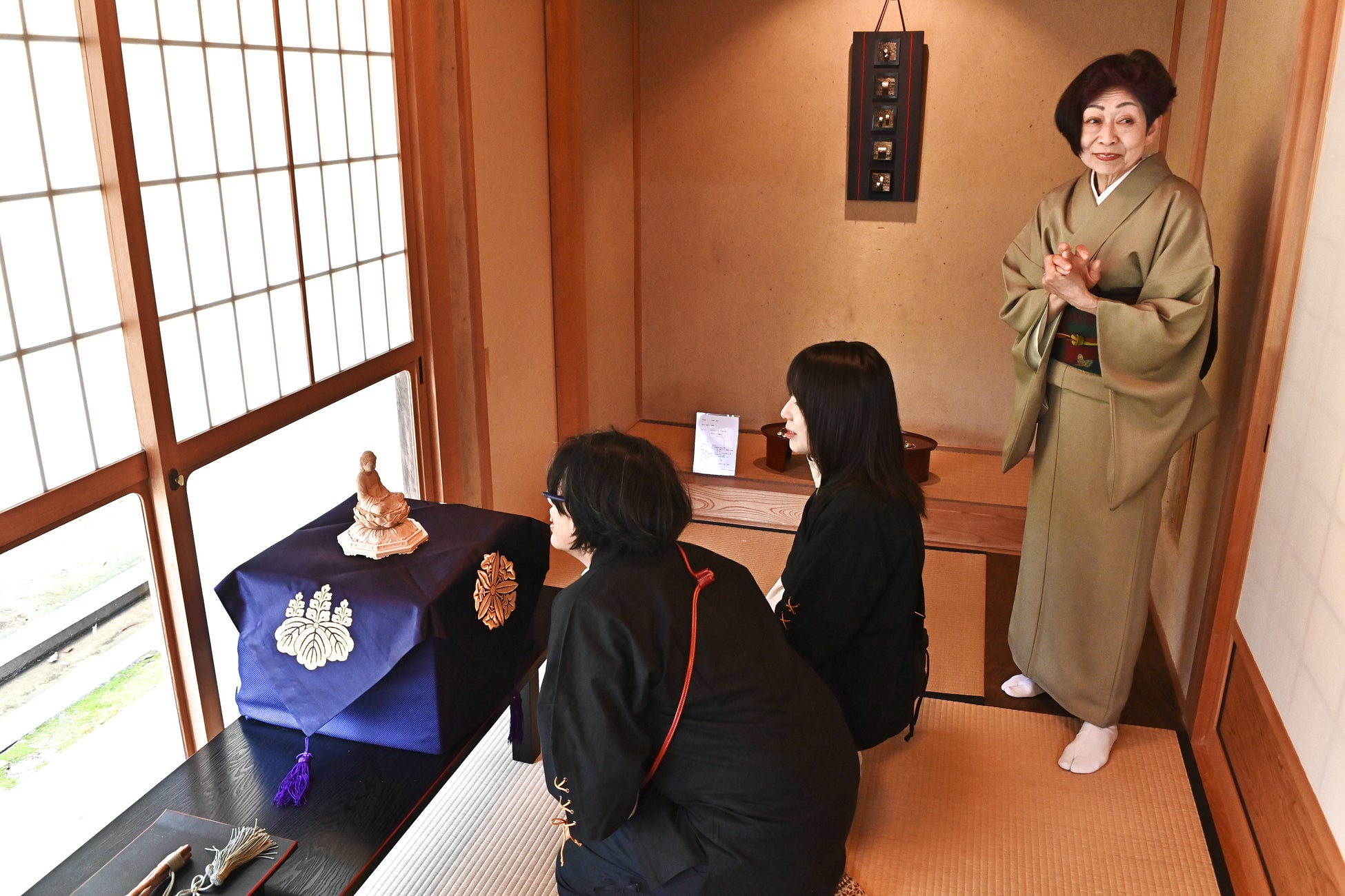 未来を語る四天王寺住職、巨大伊勢和紙の令和観音像お披露目式典 未来を語る四天王寺住職、巨大伊勢和紙の令和観音像お披露目式典
