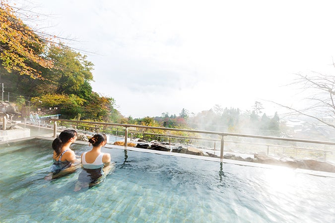 箱根の山々を望む展望露天風呂。テントサウナはこの超絶景エリアに設置