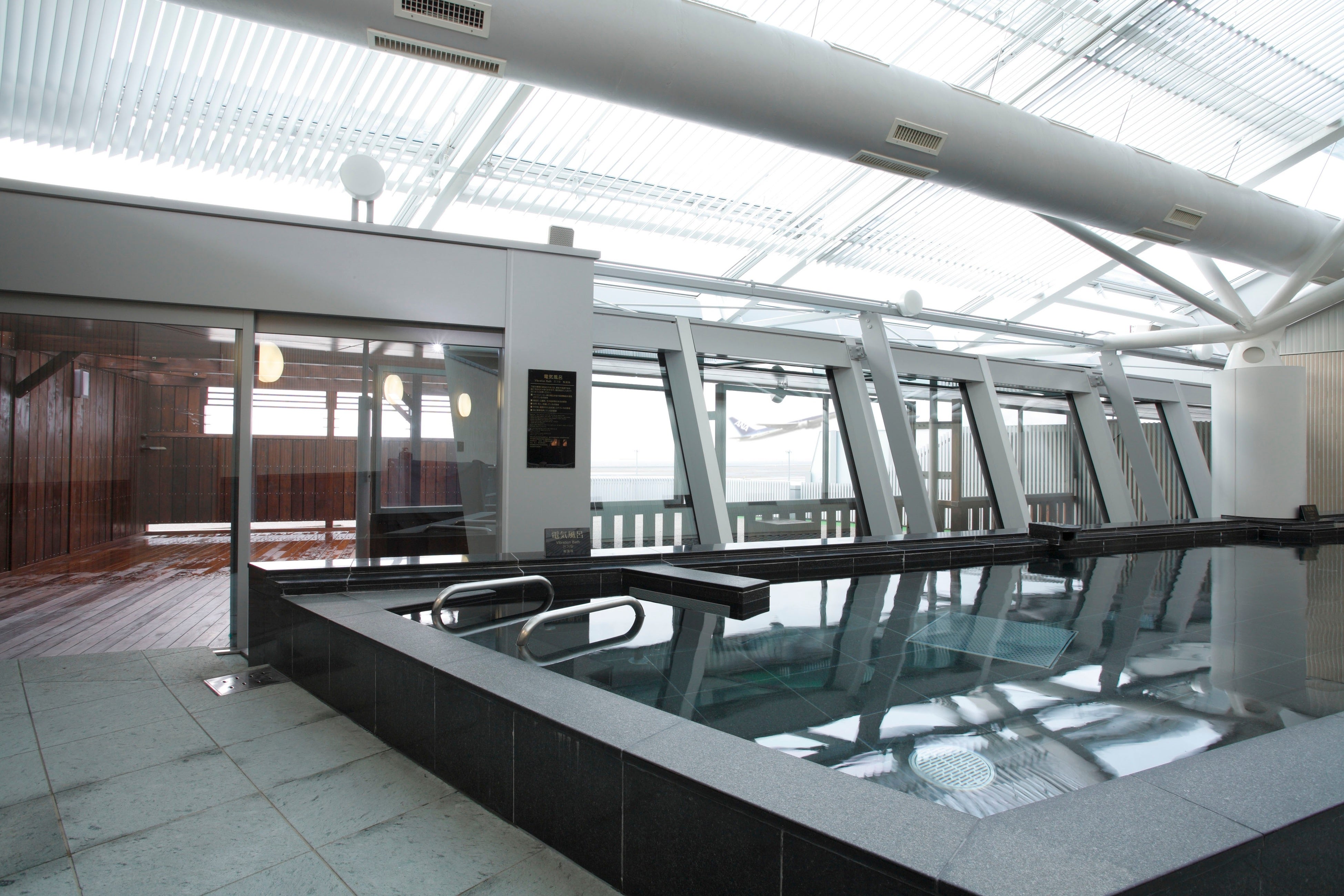 飛行機が眺められる、開放的な内風呂