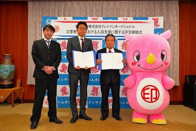 (左から)アジアンSOLA SPA 牧の原モア温泉 総支配人 浅野智之、株式会社クレドインターナショナル  代表取締役 白井浩一、印西市長 板倉正直様、いんザイ君