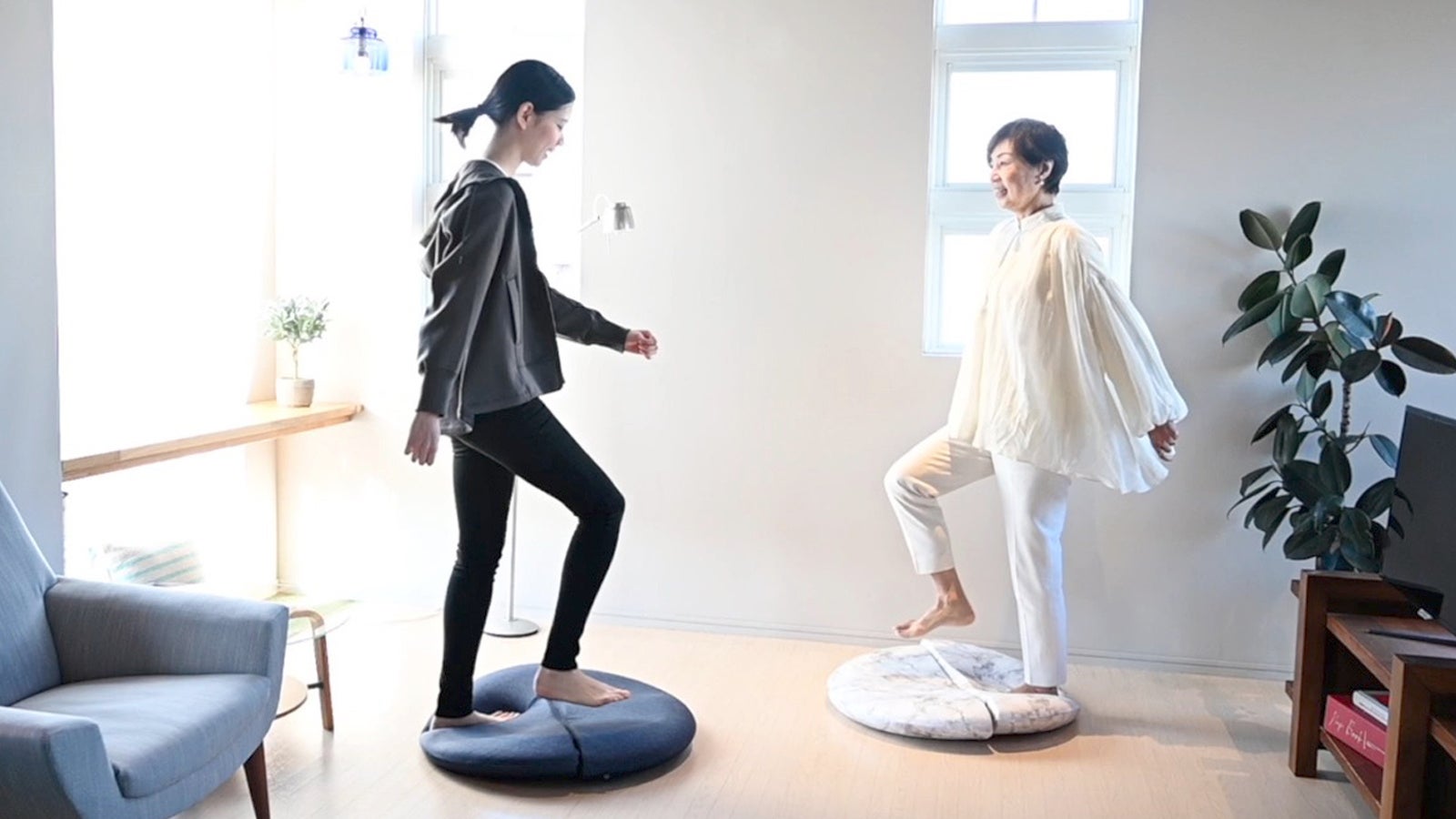 クセになる踏み心地!やさしく深くゆっくりと沈むから、自然と足を高く上げて筋肉にアプローチ