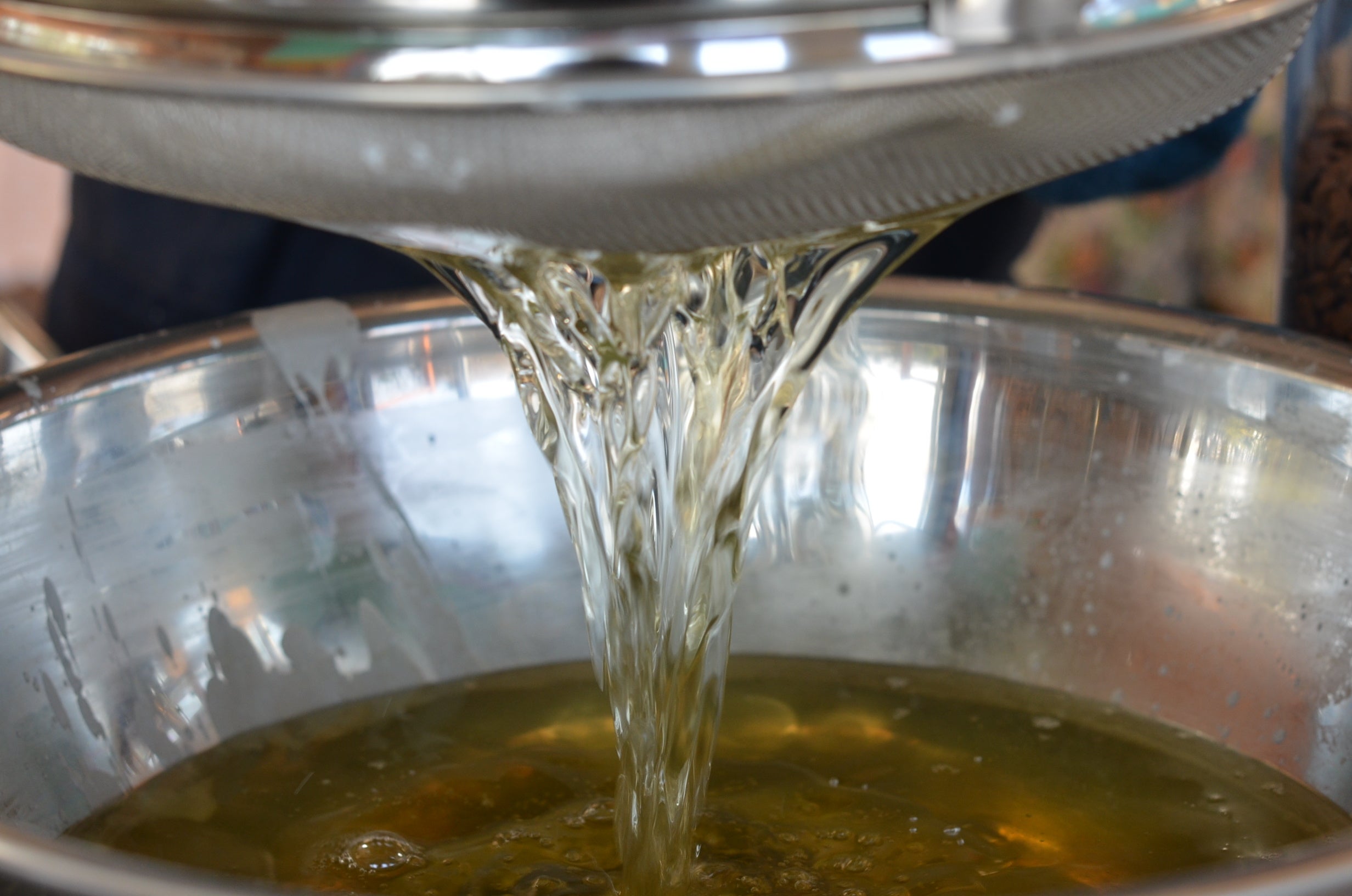 【蝋を溶かし、精製】