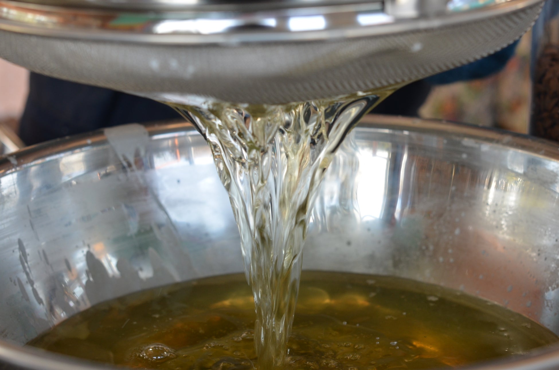 【蝋を溶かし、精製】