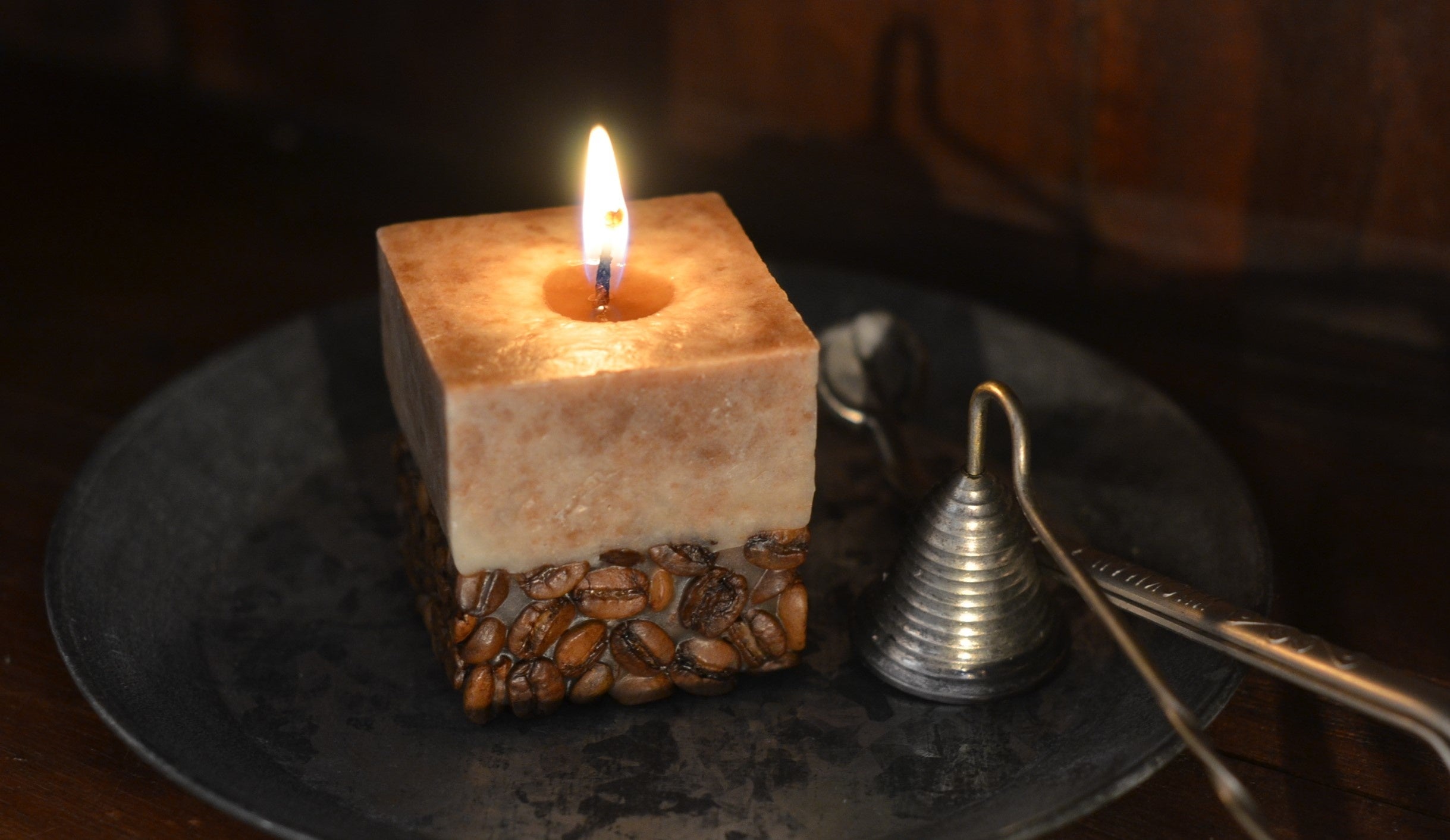 【オレンジ色の灯りが特徴的な日光杉の芯】