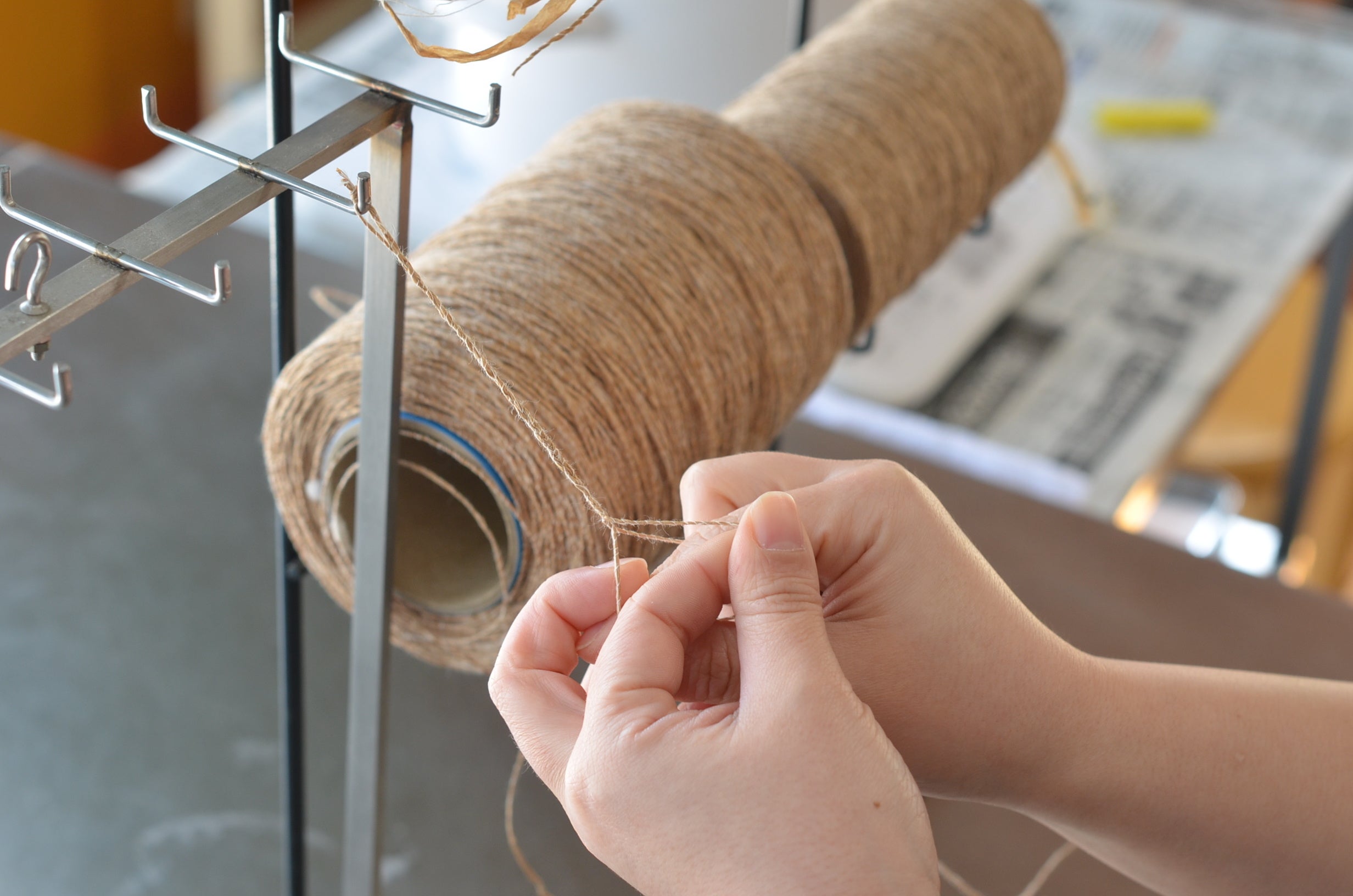 【日光杉の木糸芯を手編みで制作】