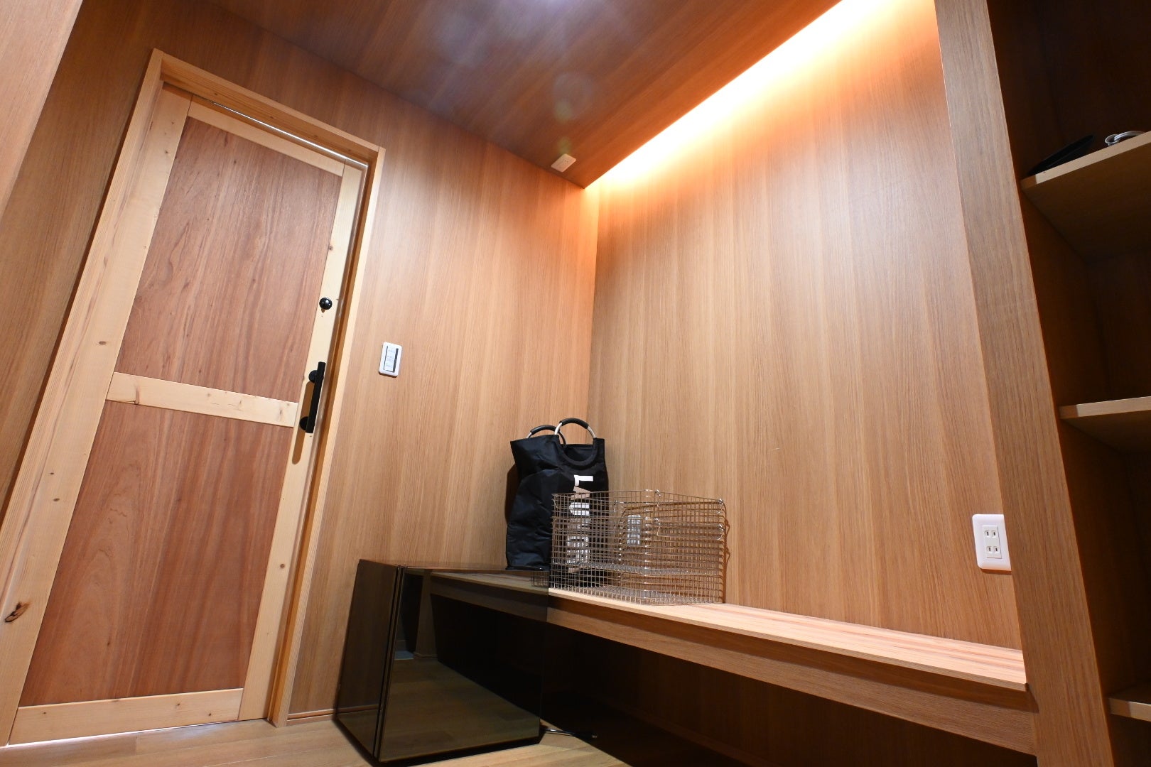 脱衣所にはシャワー、ドライヤーも完備