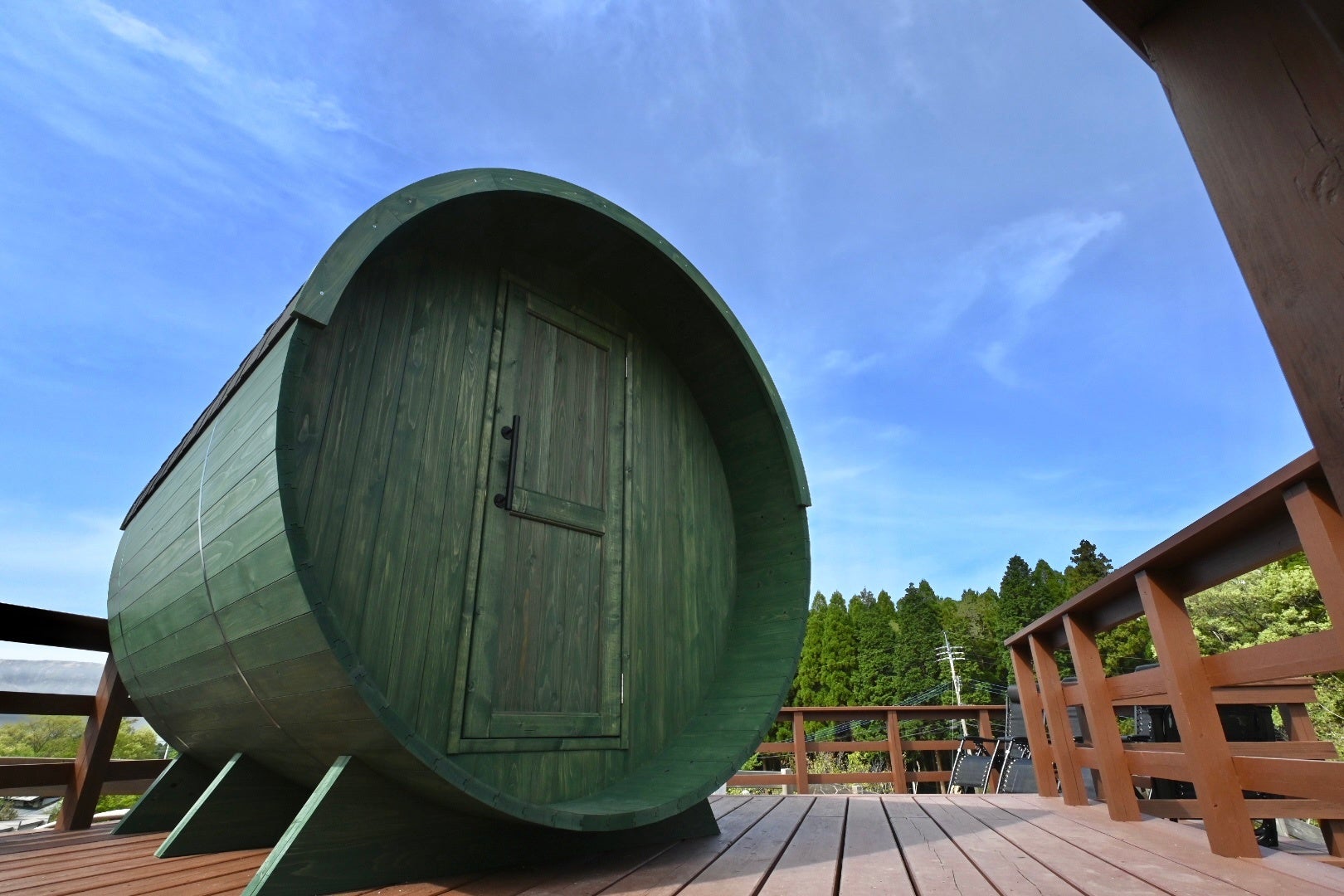 グリーンのバレルサウナです