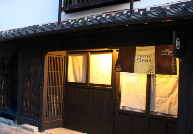 麻は光を透かすので夜の店頭を彩ります