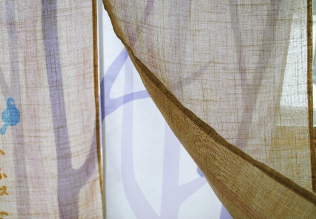 麻風スラブがやわらかく柄を透かせてくれる