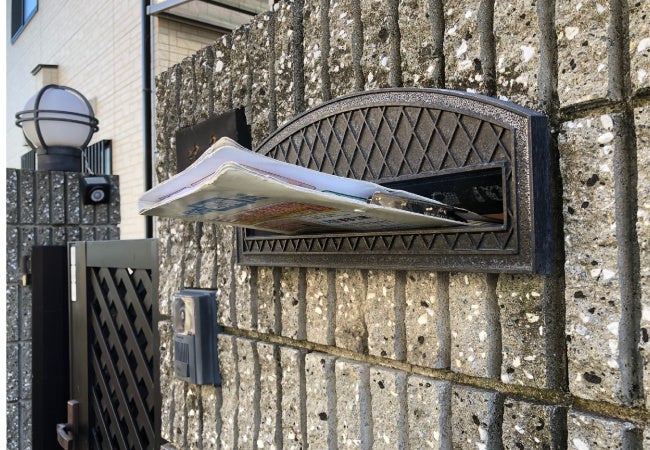 郵便受けからはみ出る回覧板