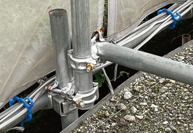 電源コードをまとめて足元スッキリ