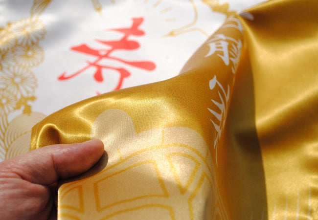 サテン生地を使って金色を再現