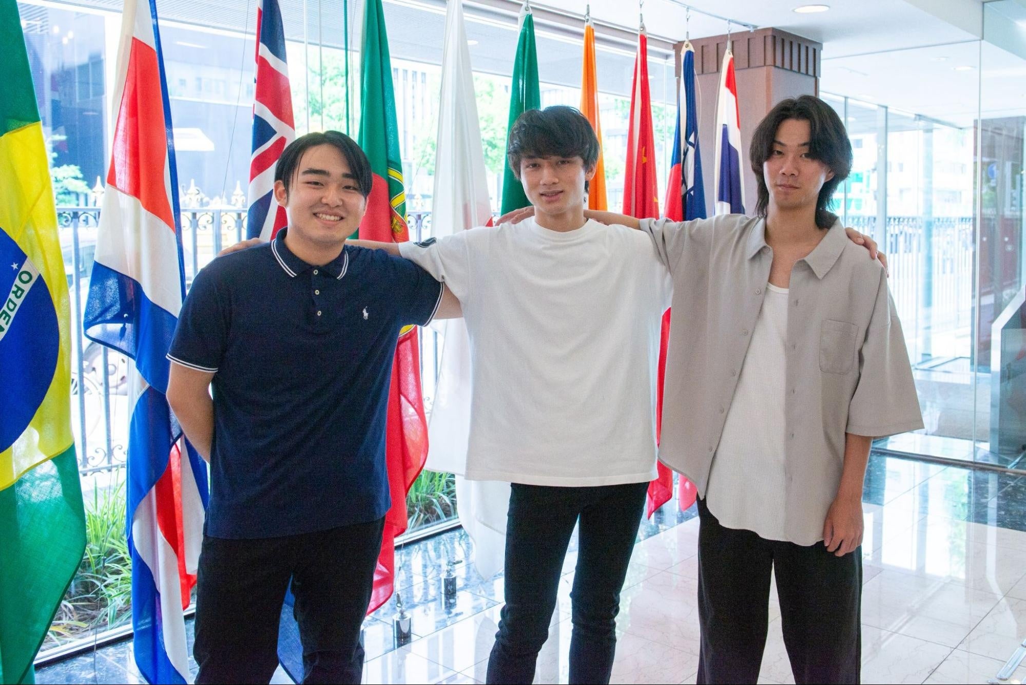 級友とともに長期インターンシップに 参加する山田さん（写真左）