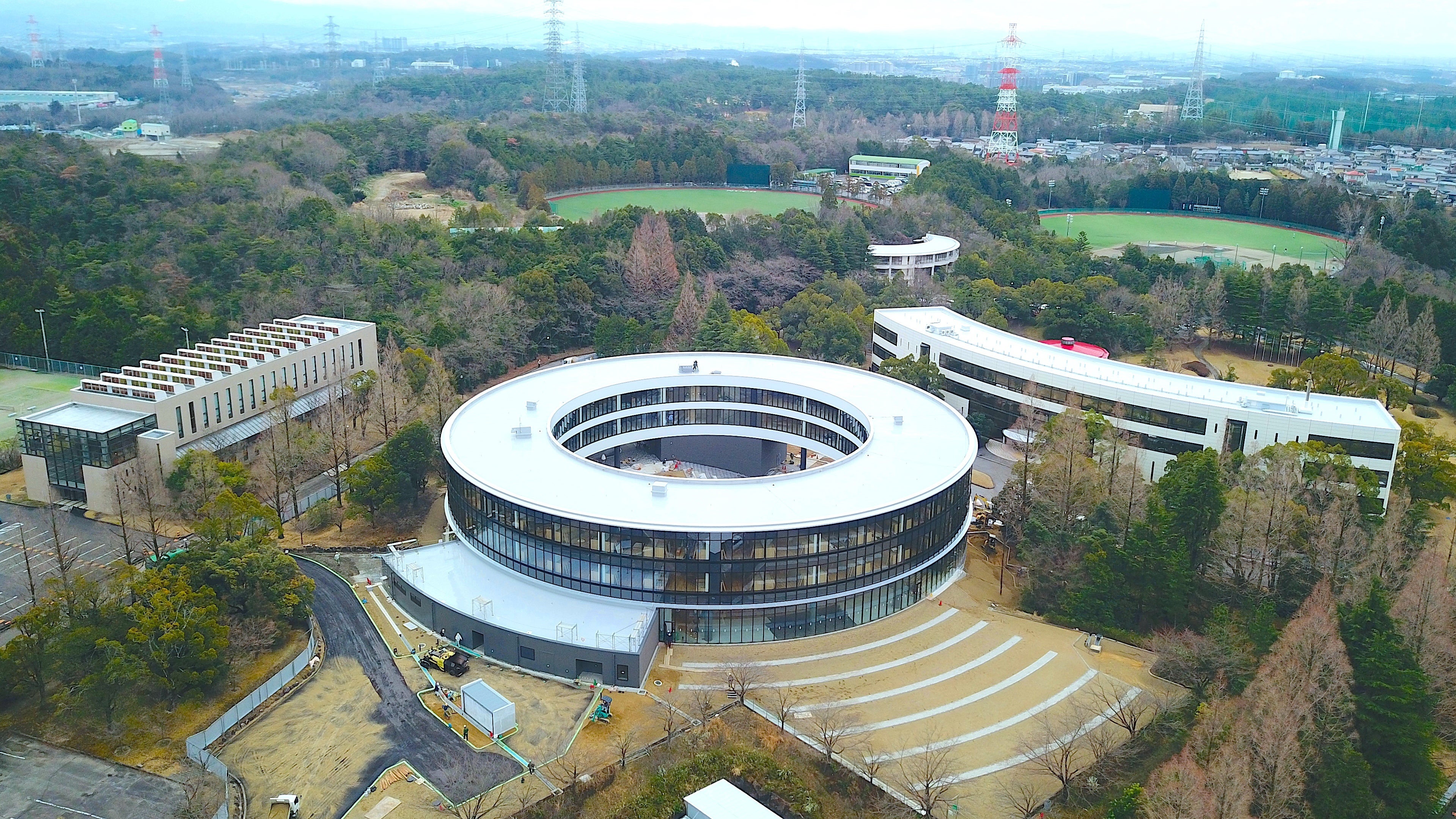 校地外観（学生寮および校舎）