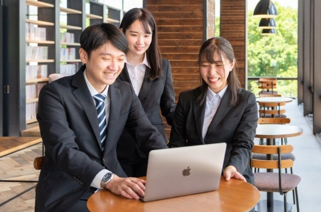 MacBook Air は、授業やクラブ活動、就職活動など、あらゆる場面で活用されています