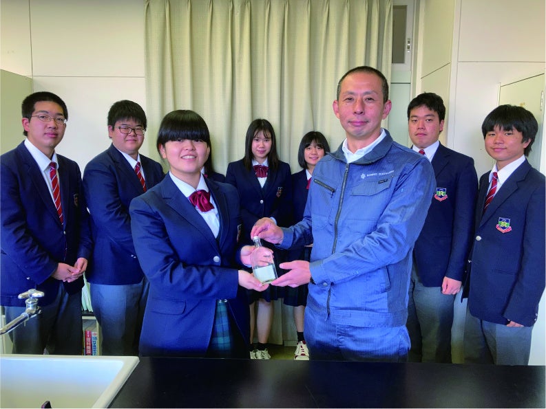 蒸溜後、サンプルを持ってニセコ高校ラベンダー研究班を訪れた鈴木所長(右)