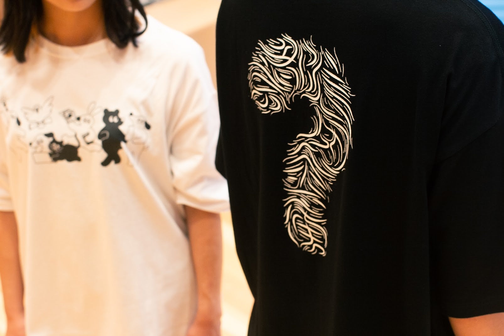 左：umaoコラボレーションTシャツ　右：三重野龍コラボレーションTシャツ