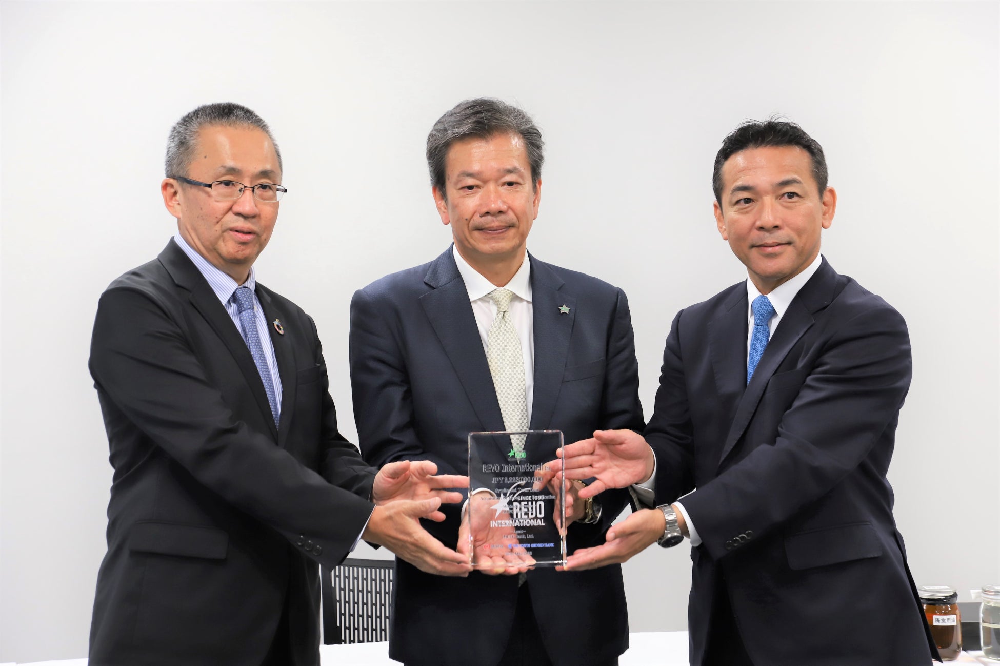 ▲記者会見の様子 (左より:京都信用金庫 理事長 榊田 隆之、株式会社レボインターナショナル 代表取締役 越川 哲也 様、株式会社三菱UFJ銀行 執行役員 京都支店長 柳瀬 忠弘 様)