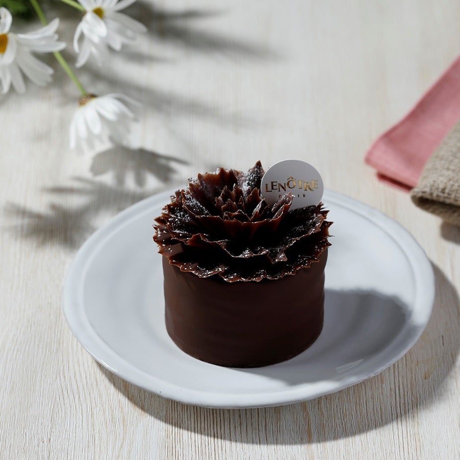 LENOTRE＜ルノートル＞のシグネチャーであるケーキ「フイユ・ドトンヌ」なども販売する