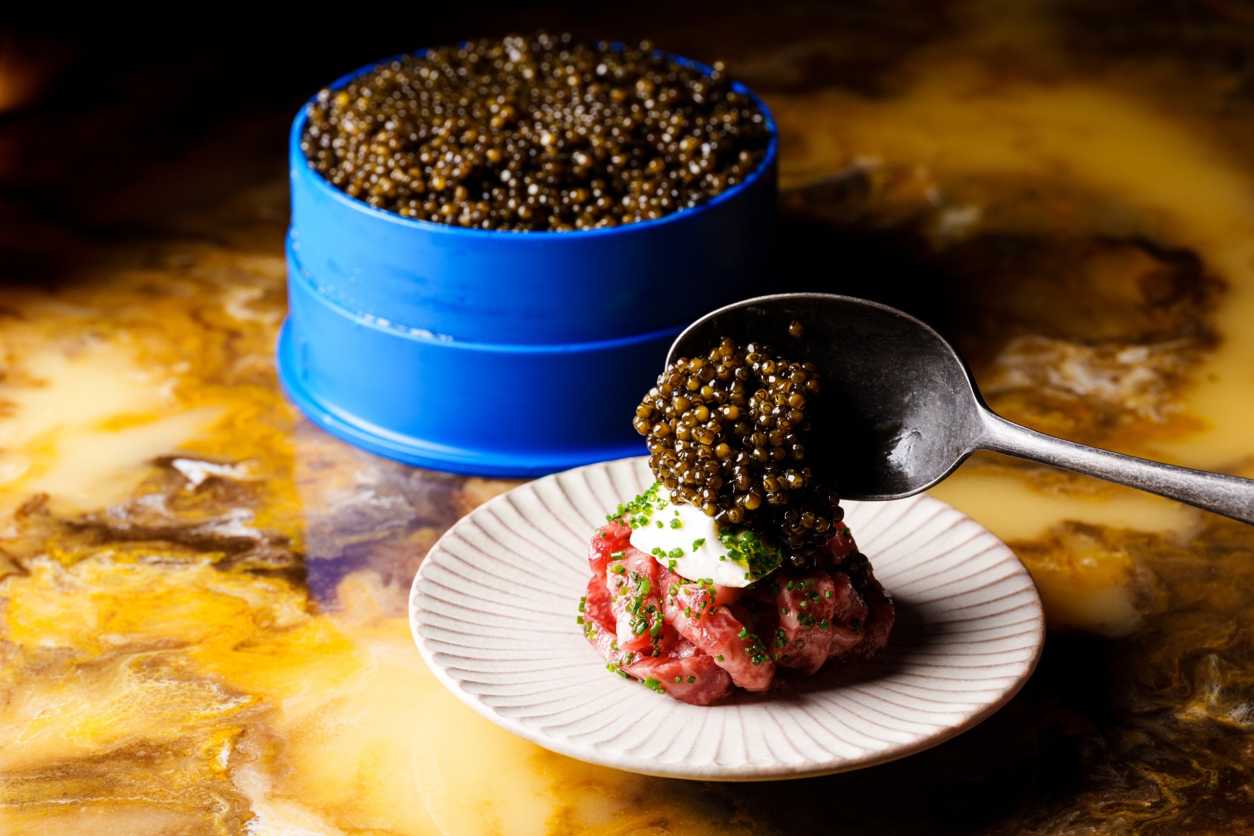 「近江牛ロースをサッと炙ったキャビアとパルミジャーノのカルパッチョ」お肉に合うキャビアを目指し、養殖から手掛けた粒の大きいキャビア