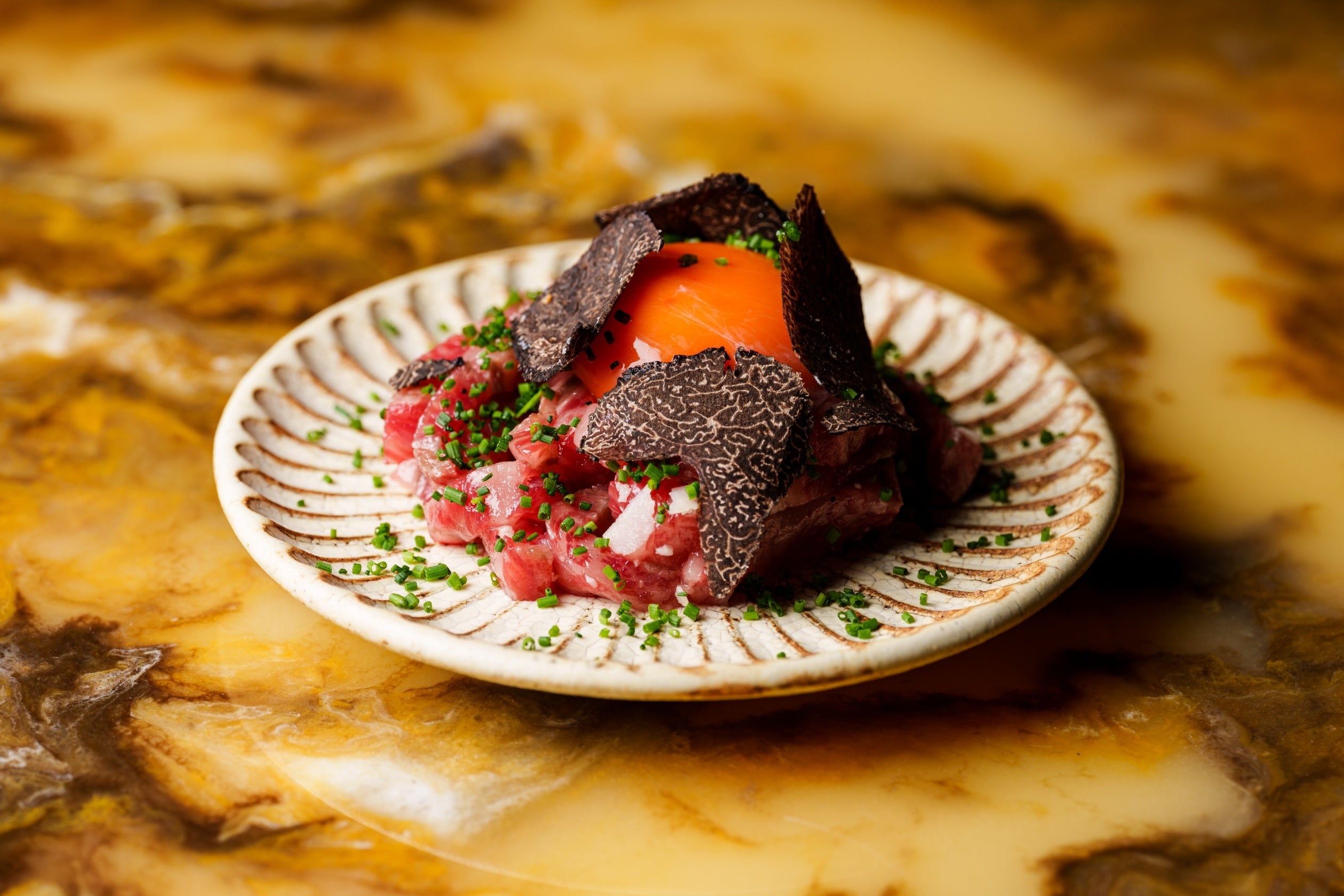 「近江牛ロースをサッと炙ったトリュフとマスカルポーネのユッケ」今の時期はサマートリュフを使用
