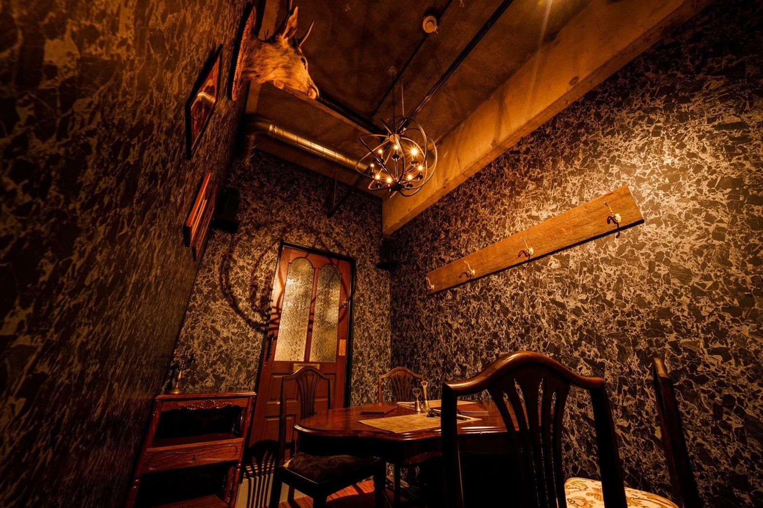 別扉から入る、アンティークに囲まれた完全個室の「Vip Room」