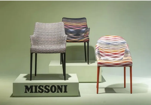 ファッションブランド「ミッソーニ」とのコラボレーションチェアを含む