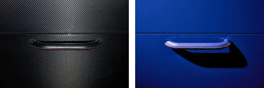 左からカーボンファイバーのレザーハンドル、アズールのレザーハンドル