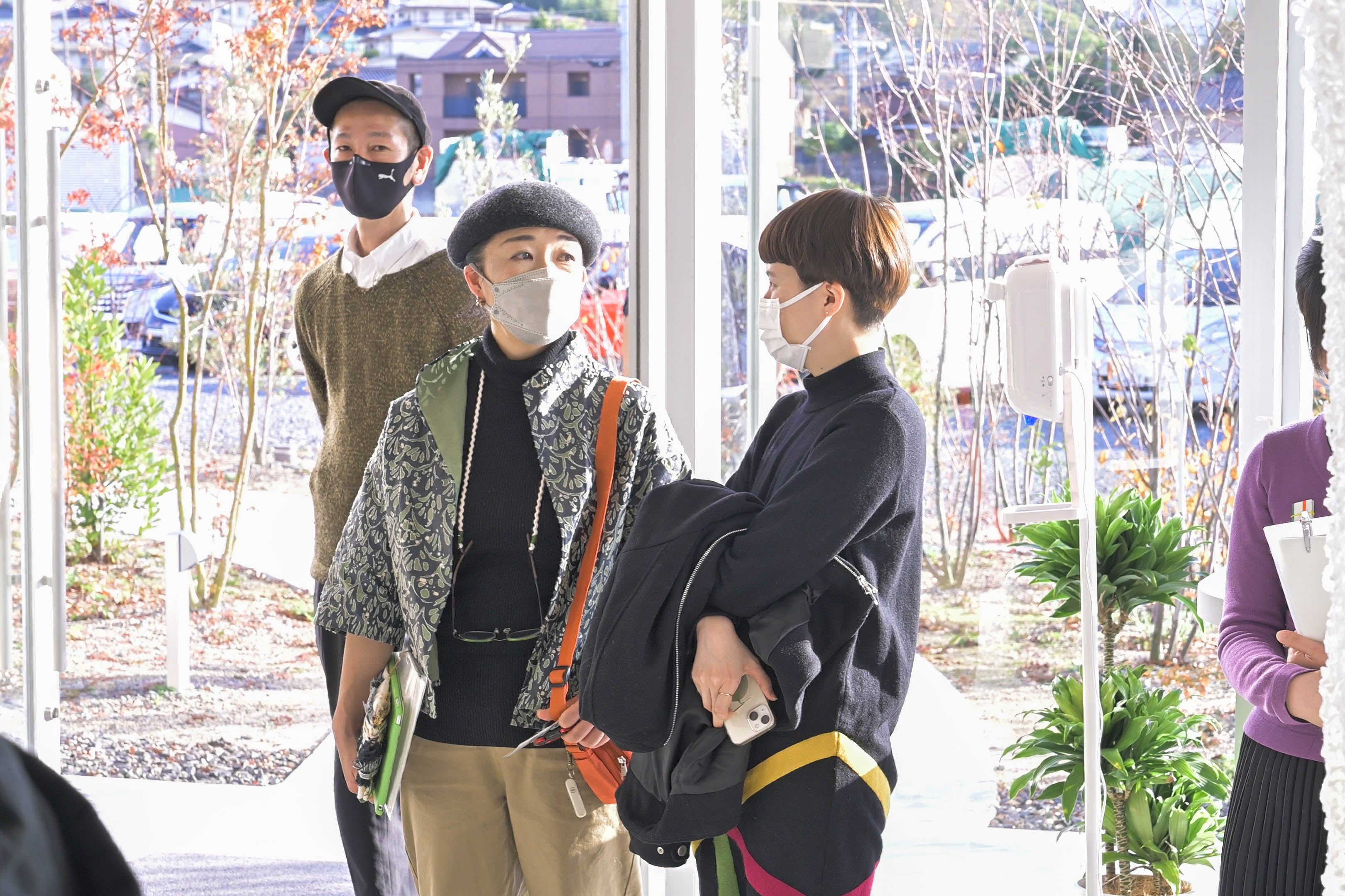 作家同士の談笑の様子