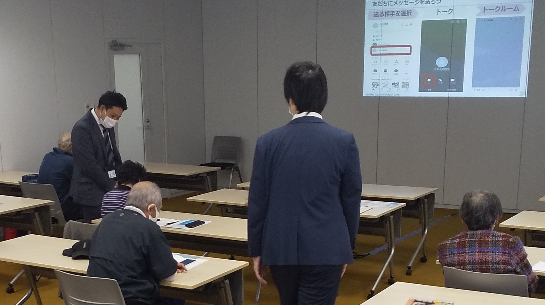 山陽新聞社が試行的に実施したシニア世代向けスマートフォン教室＝2021年11月