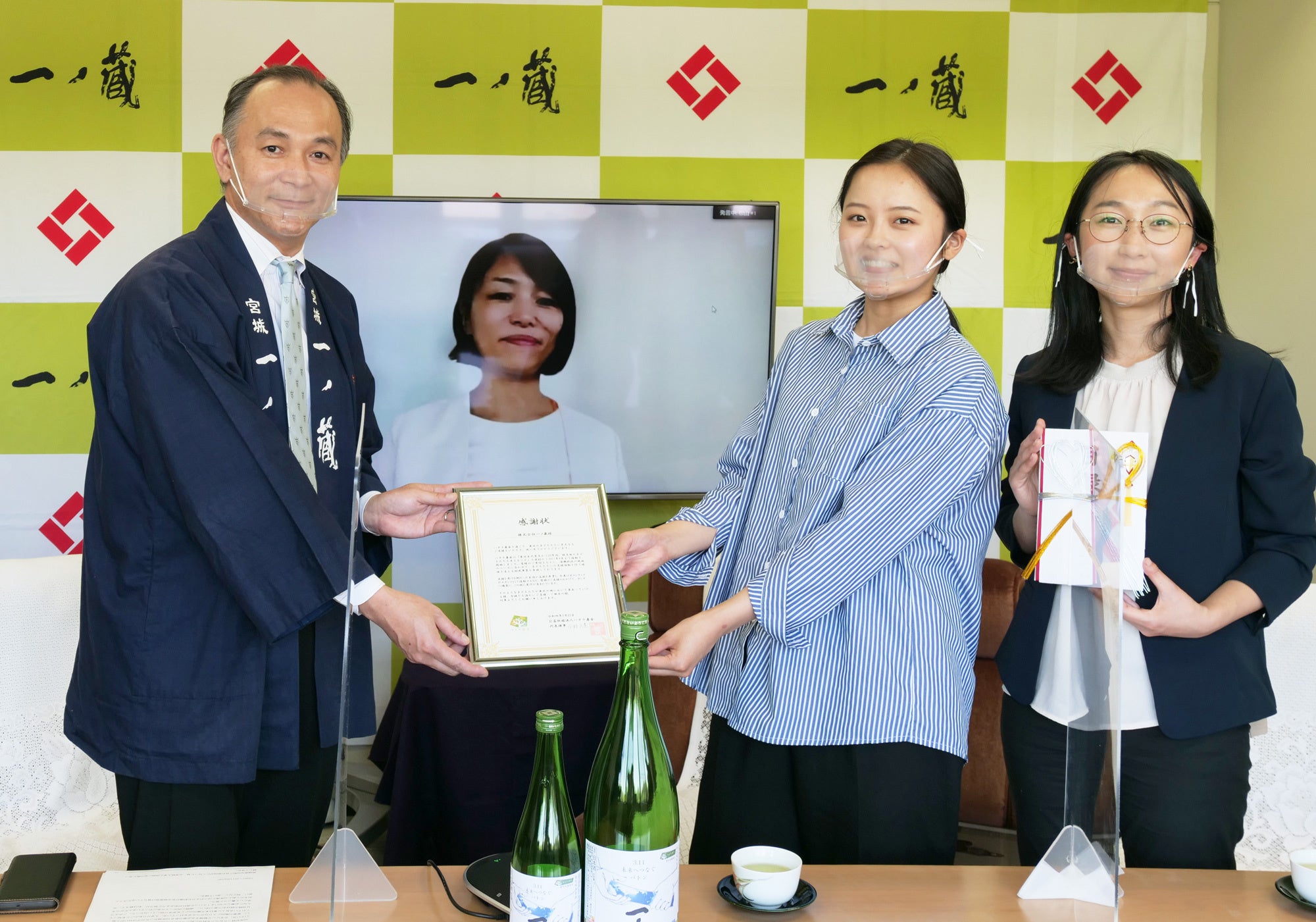 2022年寄付金贈呈の様子　 ＜写真左から＞ 株式会社一ノ蔵 鈴木整 代表取締役社長、ハタチ基金代表理事 今村久美、 コラボ・スクール 女川向学館卒業生・岡みさき、ハタチ基金事務局 芳岡千裕